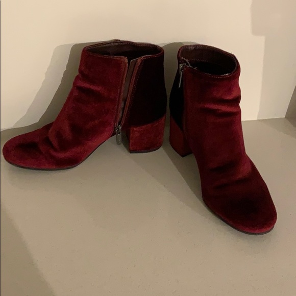 Red velvet booties - Picture 2 of 7